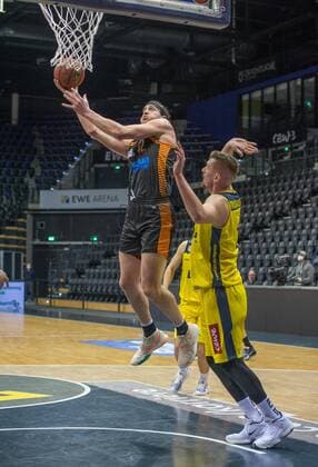 GER, Basketball, EWE Baskets Oldenburg vs Rasta Vechta 19.03.2021, EWE Arena, Oldenburg, GER, easy Credit-BBL, EWE Baskets Oldenburg vs Rasta Vechta, im Bild Dennis CLIFFORD (Rasta Vechta 42 ) vs Rasid MAHALBASIC (EWE Baskets Oldenburg 24 )