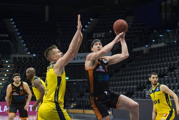 GER, Basketball, EWE Baskets Oldenburg vs Rasta Vechta 19.03.2021, EWE Arena, Oldenburg, GER, easy Credit-BBL, EWE Baskets Oldenburg vs Rasta Vechta, im Bild Dennis CLIFFORD (Rasta Vechta 42 ) vs Rasid MAHALBASIC (EWE Baskets Oldenburg 24 )