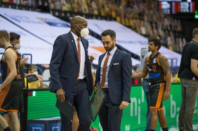 GER, Basketball, EWE Baskets Oldenburg vs Rasta Vechta 19.03.2021, EWE Arena, Oldenburg, GER, easy Credit-BBL, EWE Baskets Oldenburg vs Rasta Vechta, im Bild Auszeit Vechta Derrick ALLEN (Rasta Vechta Assistant Coach ) Thomas PÄCH PAECH (Rasta Vechta Headcoach Coach )