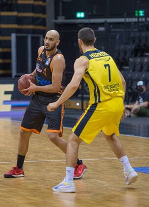 GER, Basketball, EWE Baskets Oldenburg vs Rasta Vechta 19.03.2021, EWE Arena, Oldenburg, GER, easy Credit-BBL, EWE Baskets Oldenburg vs Rasta Vechta, im Bild Stefan PENO (Rasta Vechta 4 ) Sebastian HERRERA (EWE Baskets Oldenburg 7 )