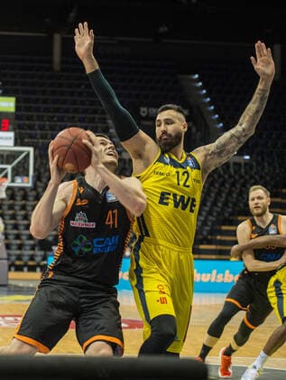 GER, Basketball, EWE Baskets Oldenburg vs Rasta Vechta 19.03.2021, EWE Arena, Oldenburg, GER, easy Credit-BBL, EWE Baskets Oldenburg vs Rasta Vechta, im Bild Will VORHEES (Rasta Vechta 41 ) Martin BREUNING (EWE Baskets Oldenburg 12 )