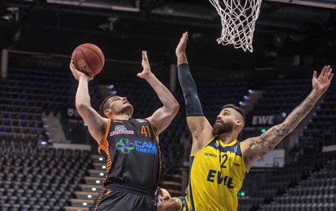 GER, Basketball, EWE Baskets Oldenburg vs Rasta Vechta 19.03.2021, EWE Arena, Oldenburg, GER, easy Credit-BBL, EWE Baskets Oldenburg vs Rasta Vechta, im Bild Will VORHEES (Rasta Vechta 41 ) Martin BREUNING (EWE Baskets Oldenburg 12 )