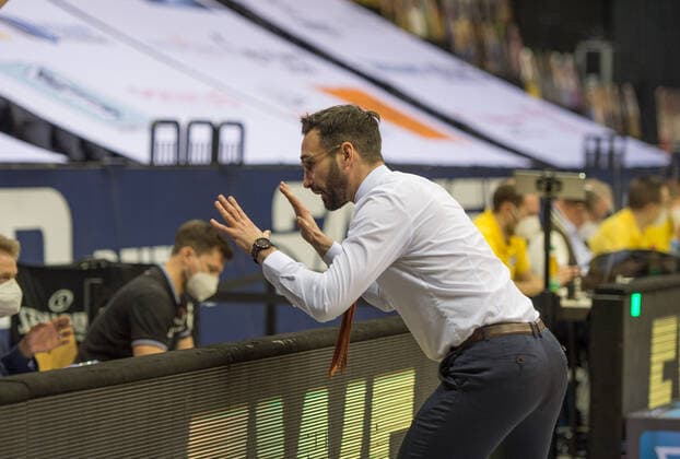 GER, Basketball, EWE Baskets Oldenburg vs Rasta Vechta 19.03.2021, EWE Arena, Oldenburg, GER, easy Credit-BBL, EWE Baskets Oldenburg vs Rasta Vechta, im Bild mit dem Rücken zum Spiel Thomas PÄCH PAECH (Rasta Vechta Headcoach Coach )