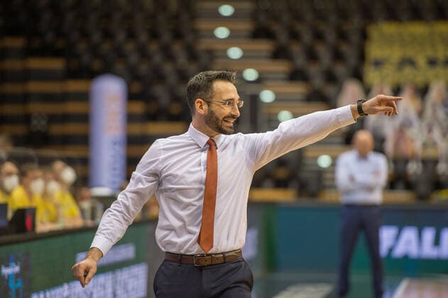 GER, Basketball, EWE Baskets Oldenburg vs Rasta Vechta 19.03.2021, EWE Arena, Oldenburg, GER, easy Credit-BBL, EWE Baskets Oldenburg vs Rasta Vechta, im Bild zeigt es an Thomas PÄCH PAECH (Rasta Vechta Headcoach Coach )