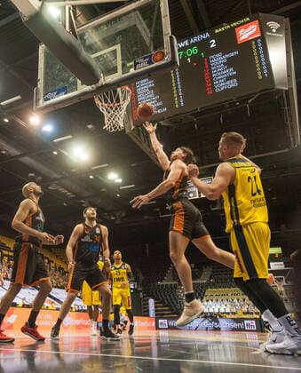 GER, Basketball, EWE Baskets Oldenburg vs Rasta Vechta 19.03.2021, EWE Arena, Oldenburg, GER, easy Credit-BBL, EWE Baskets Oldenburg vs Rasta Vechta, im Bild Dennis CLIFFORD (Rasta Vechta 42 ) Stefan PENO (Rasta Vechta 4 ) Jesse HUNT ( Rasta Vechta 34 ) Rasid MAHALBASIC (EWE Baskets Oldenburg 24 )