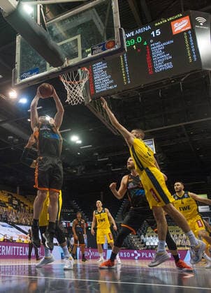 GER, Basketball, EWE Baskets Oldenburg vs Rasta Vechta 19.03.2021, EWE Arena, Oldenburg, GER, easy Credit-BBL, EWE Baskets Oldenburg vs Rasta Vechta, im Bild Will VORHEES (Rasta Vechta 41 ) Braydon HOBBS (EWE Baskets Oldenburg 3 ) Robin CHRISTEN (Rasta Vechta 33 )