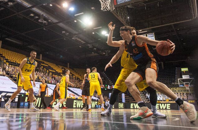 GER, Basketball, EWE Baskets Oldenburg vs Rasta Vechta 19.03.2021, EWE Arena, Oldenburg, GER, easy Credit-BBL, EWE Baskets Oldenburg vs Rasta Vechta, im Bild Dennis CLIFFORD (Rasta Vechta 42 ) Rasid MAHALBASIC (EWE Baskets Oldenburg 24 ) Braydon HOBBS (EWE Baskets Oldenburg 3 )