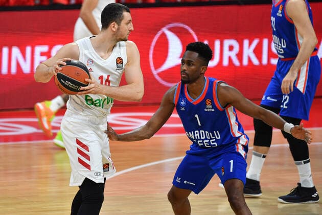 NIHAD DJEDOVIC (FCB), Aktion,Zweikampf gegen Shane LARKIN (IST). Basketball EuroLeague 30.Spieltag. FC Bayern Muenchen-Anadolu Efes Istanbul am 19.03.2021. A U D I D O M E.