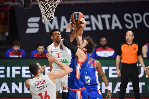 Wade Baldwin (FCB), Aktion,Zweikampf gegen SERTAC SANILI (IST) unter dem Korb. Basketball EuroLeague 30.Spieltag. FC Bayern Muenchen-Anadolu Efes Istanbul am 19.03.2021. A U D I D O M E.