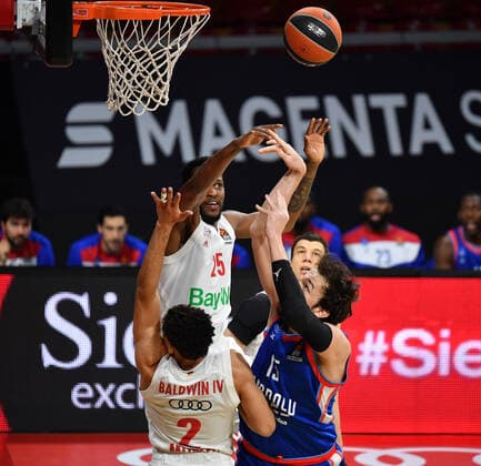 JaJuan Johnson (FCB) Aktion,Zweikampf gegen SERTAC SANILI (IST) unter dem Korb. Basketball EuroLeague 30.Spieltag. FC Bayern Muenchen-Anadolu Efes Istanbul am 19.03.2021. A U D I D O M E.