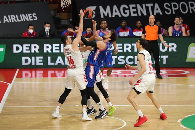 Paul Zipser (Muenchen) und Sertac Sanli (Istanbul) GER, FC Bayern Basketball vs. Anadolu Efes Istanbul, Basketball, EuroLeague, 30. Spieltag, Saison 2020 2021, 19.03.2021, GER, FC Bayern Basketball vs. Anadolu Efes Istanbul, Basketball, EuroLeague, 30. Spieltag, Saison 2020 2021, 19.03.2021, Muenchen Copyright: xEIBNER MarcelxEngelbrechtx EP_EER