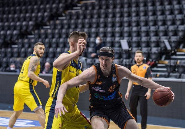 GER, Basketball, EWE Baskets Oldenburg vs Rasta Vechta 19.03.2021, EWE Arena, Oldenburg, GER, easy Credit-BBL, EWE Baskets Oldenburg vs Rasta Vechta, im Bild Dennis CLIFFORD (Rasta Vechta 42 ) Rasid MAHALBASIC (EWE Baskets Oldenburg 24 )