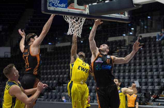 GER, Basketball, EWE Baskets Oldenburg vs Rasta Vechta 19.03.2021, EWE Arena, Oldenburg, GER, easy Credit-BBL, EWE Baskets Oldenburg vs Rasta Vechta, im Bild Rickey PAULDING (EWE Baskets Oldenburg 23 ) Jesse HUNT ( Rasta Vechta 34 ) Rasid MAHALBASIC (EWE Baskets Oldenburg 24 ) Will VORHEES (Rasta Vechta 41 )