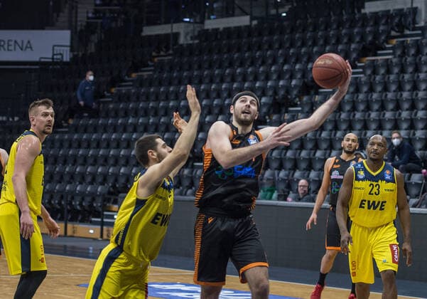 GER, Basketball, EWE Baskets Oldenburg vs Rasta Vechta 19.03.2021, EWE Arena, Oldenburg, GER, easy Credit-BBL, EWE Baskets Oldenburg vs Rasta Vechta, im Bild Jesse HUNT ( Rasta Vechta 34 ) Sebastian HERRERA (EWE Baskets Oldenburg 7 )