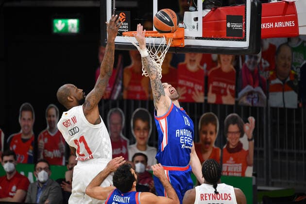 James GIST (FCB) Aktion,Zweikampf gegen Adrien MOERMAN (IST). Basketball EuroLeague 30.Spieltag. FC Bayern Muenchen-Anadolu Efes Istanbul am 19.03.2021. A U D I D O M E.