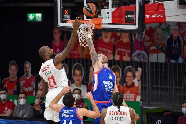 James GIST (FCB) Aktion,Zweikampf gegen Adrien MOERMAN (IST). Basketball EuroLeague 30.Spieltag. FC Bayern Muenchen-Anadolu Efes Istanbul am 19.03.2021. A U D I D O M E.
