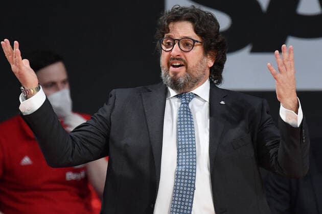 Andrea Trinchieri ,Trainer (FCB), Gestik,gibt Anweisungen. Einzelbild,angeschnittenes Einzelmotiv,Halbfigur,halbe Figur. Basketball EuroLeague 30.Spieltag. FC Bayern Muenchen-Anadolu Efes Istanbul am 19.03.2021. A U D I D O M E.