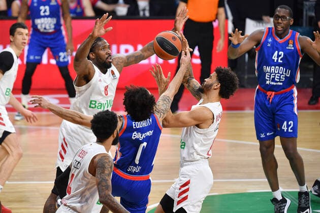 Jalen Reynolds (FCB,li) und Dennis SEELY (FCB,re), Shane LARKIN (IST) Basketball EuroLeague 30.Spieltag. FC Bayern Muenchen-Anadolu Efes Istanbul am 19.03.2021. A U D I D O M E.