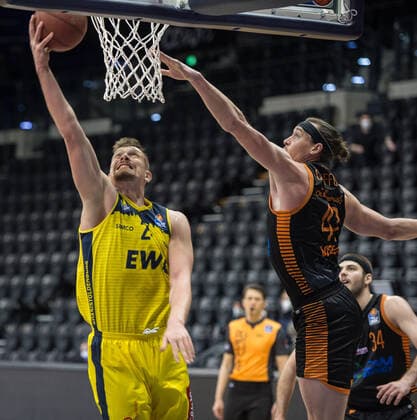 GER, Basketball, EWE Baskets Oldenburg vs Rasta Vechta 19.03.2021, EWE Arena, Oldenburg, GER, easy Credit-BBL, EWE Baskets Oldenburg vs Rasta Vechta, im Bild Rasid MAHALBASIC (EWE Baskets Oldenburg 24 ) Dennis CLIFFORD (Rasta Vechta 42 )