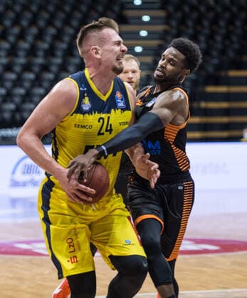 GER, Basketball, EWE Baskets Oldenburg vs Rasta Vechta 19.03.2021, EWE Arena, Oldenburg, GER, easy Credit-BBL, EWE Baskets Oldenburg vs Rasta Vechta, im Bild Rasid MAHALBASIC (EWE Baskets Oldenburg 24 ) Josh YOUNG (Rasta Vechta 8 )
