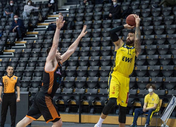 GER, Basketball, EWE Baskets Oldenburg vs Rasta Vechta 19.03.2021, EWE Arena, Oldenburg, GER, easy Credit-BBL, EWE Baskets Oldenburg vs Rasta Vechta, im Bild Martin BREUNING (EWE Baskets Oldenburg 12 ) Will VORHEES (Rasta Vechta 41 )