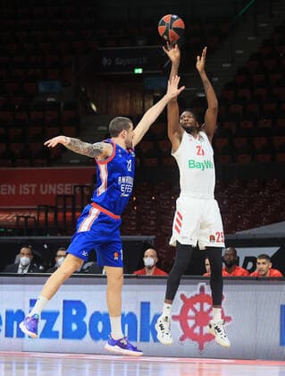 19.03.2021, EuroLeague, FC Bayern Basketball vs Anadolu Efes, Audi Dome Muenchen, im Bild: Adrien Moerman (Anadolu Efes) vs JaJuan Johnson (FCB Basketball)