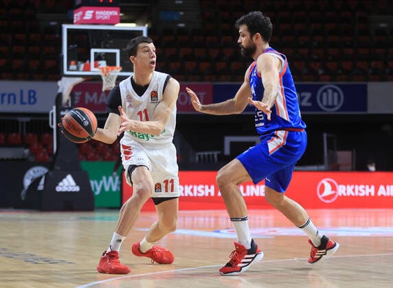19.03.2021, EuroLeague, FC Bayern Basketball vs Anadolu Efes, Audi Dome Muenchen, im Bild: Vladimir Lucic (FCB Basketball) vs Sertac Sanli (Anadolu Efes)