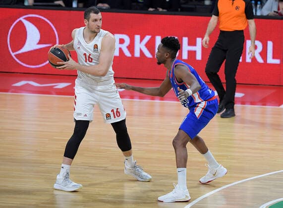 19.03.2021, xemx, Basketball EuroLeague, FC Bayern Muenchen - Anadolu Efes Istanbul emspor, v.l. Paul Zipser (FC Bayern Basketball), Rodrigue Beaubois (Anadolu Efes Istanbul) Muenchen