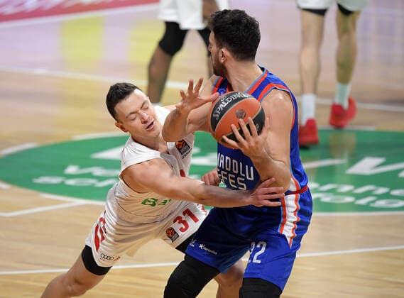 19.03.2021, xemx, Basketball EuroLeague, FC Bayern Muenchen - Anadolu Efes Istanbul emspor, v.l. Zan Mark Sisko (FC Bayern Basketball), Vasilije Micic (Anadolu Efes Istanbul) Zweikampf, Duell, Kampf, tackle Muenchen