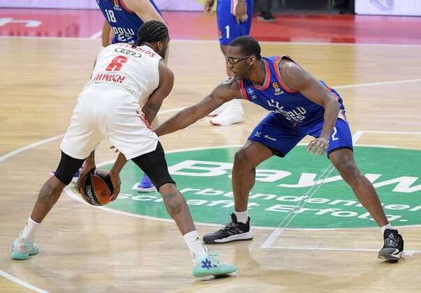19.03.2021, xemx, Basketball EuroLeague, FC Bayern Muenchen - Anadolu Efes Istanbul emspor, v.l. Jalen Reynolds (FC Bayern Basketball), Bryant Dunston (Anadolu Efes Istanbul) Zweikampf, Duell, Kampf, tackle Muenchen
