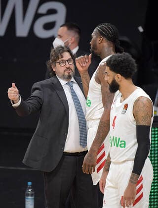 19.03.2021, xemx, Basketball EuroLeague, FC Bayern Muenchen - Anadolu Efes Istanbul emspor, v.l. Head Coach Andrea Trinchieri (FC Bayern Basketball), Jalen Reynolds (FC Bayern Basketball) gibt Anweisungen, gestikuliert mit den Armen, gesticulate, gives instructions Muenchen