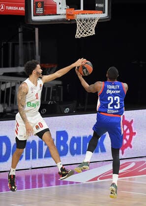 19.03.2021, xemx, Basketball EuroLeague, FC Bayern Muenchen - Anadolu Efes Istanbul emspor, v.l. Nick Weiler-Babb (FC Bayern Basketball), James Anderson (Anadolu Efes Istanbul) Zweikampf, Duell, Kampf, tackle Muenchen