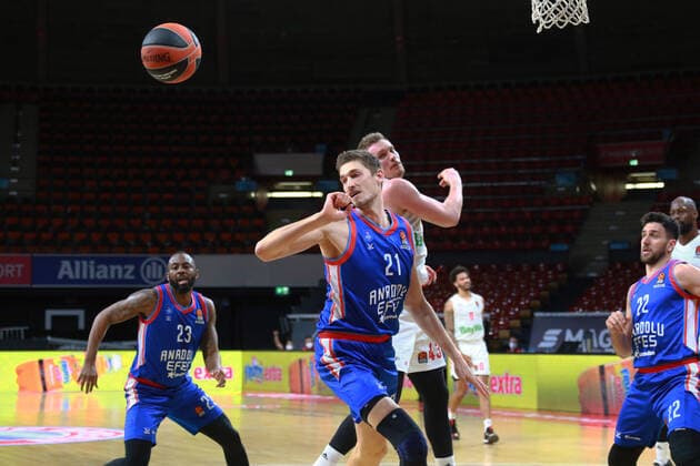 Leon Radosevic (FCBB) weiss gegen 21 Tibor Pleiß, Pleiss (Anadolu Efes Istanbul) Basketball, EuroLeague, FC Bayern München vs. Anadolu Efes Istanbul, Audi Dome, 19.03.2021 FOTO: Mladen Lackovic LakoPress