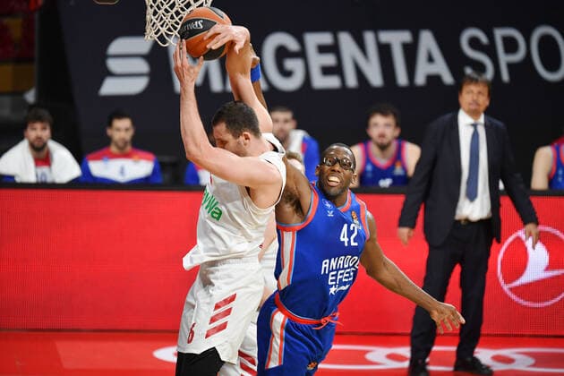v.li:Paul ZIPSER (FCB) Aktion,Zweikampf gegen Bryant DUNSTON (IST), Basketball EuroLeague 30.Spieltag. FC Bayern Muenchen-Anadolu Efes Istanbul am 19.03.2021. A U D I D O M E.