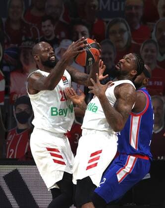 Konfusion ... Bayerns 21 James GIST und 8 Jalen REYNOLDS. Basketball, FC Bayern - Anadolu EFES, Euroleague, Saison 2020-2021, am 19.3.2021 in Muenchen, A U D I D O M E, Deutschland. Quelle Copyright Credit : Oryk HAIST
