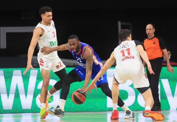 19.03.2021, EuroLeague, FC Bayern Basketball vs Anadolu Efes, Audi Dome Muenchen, im Bild: Wade Baldwin (FCB Basketball), James Anderson (Anadolu Efes), und Vladimir Lucic (FCB Basketball)