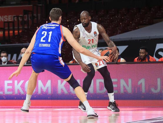 19.03.2021, EuroLeague, FC Bayern Basketball vs Anadolu Efes, Audi Dome Muenchen, im Bild: Tibor Pleiss (Anadolu Efes) vs James Gist (FCB Basketball)
