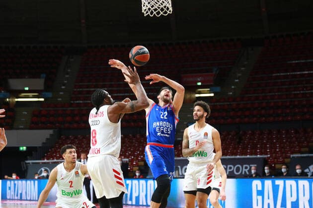 8 Jalen Reynolds (FCBB) weiss, gegen 22 Vasilje MiciÄ‡ (Anadolu Efes Istanbul) blau Basketball, EuroLeague, FC Bayern München vs. Anadolu Efes Istanbul, Audi Dome, 19.03.2021 FOTO: Mladen Lackovic LakoPress