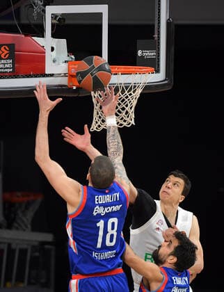 19.03.2021, xemx, Basketball EuroLeague, FC Bayern Muenchen - Anadolu Efes Istanbul emspor, v.l. Adrien Moerman (Anadolu Efes Istanbul), Vladimir Lucic (FC Bayern Basketball) Zweikampf, Duell, Kampf, tackle Muenchen