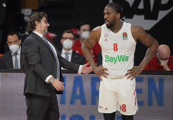 19.03.2021, xemx, Basketball EuroLeague, FC Bayern Muenchen - Anadolu Efes Istanbul emspor, v.l. Head Coach Andrea Trinchieri (FC Bayern Basketball), Jalen Reynolds (FC Bayern Basketball) gibt Anweisungen, gestikuliert mit den Armen, gesticulate, gives instructions Muenchen