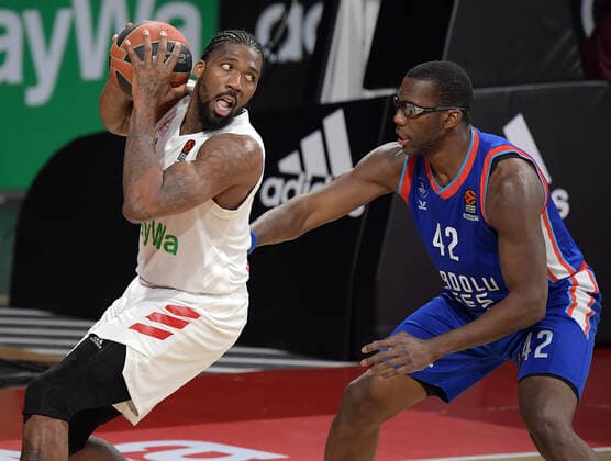 19.03.2021, xemx, Basketball EuroLeague, FC Bayern Muenchen - Anadolu Efes Istanbul emspor, v.l. Jalen Reynolds (FC Bayern Basketball), Bryant Dunston (Anadolu Efes Istanbul) Zweikampf, Duell, Kampf, tackle Muenchen