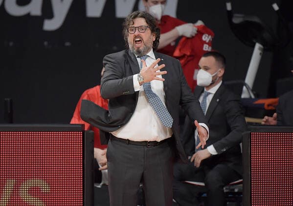 19.03.2021, xemx, Basketball EuroLeague, FC Bayern Muenchen - Anadolu Efes Istanbul emspor, v.l. Head Coach Andrea Trinchieri (FC Bayern Basketball) gibt Anweisungen, gestikuliert mit den Armen, gesticulate, gives instructions Muenchen