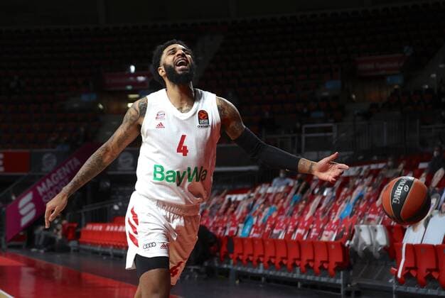 Ball im Aus ... Bayerns 4 Dennis Jerome SEELEY. Basketball, FC Bayern - Anadolu EFES, Euroleague, Saison 2020-2021, am 19.3.2021 in Muenchen, A U D I D O M E, Deutschland. Quelle Copyright Credit : Oryk HAIST