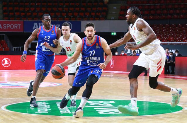 8 Jalen Reynolds, 31 Zan Mark Sisko (FCBB) rot, gegen 42 Bryant Dunston, 22 Vasilje MiciÄ‡, (Anadolu Efes Istanbul) Basketball, EuroLeague, FC Bayern München vs. Anadolu Efes Istanbul, Audi Dome, 19.03.2021 FOTO: Mladen Lackovic LakoPress