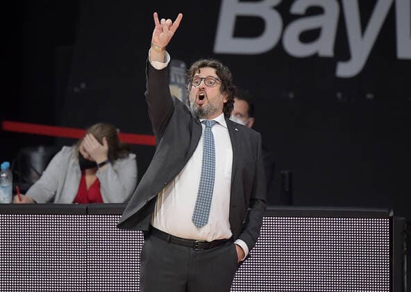 19.03.2021, xemx, Basketball EuroLeague, FC Bayern Muenchen - Anadolu Efes Istanbul emspor, v.l. Head Coach Andrea Trinchieri (FC Bayern Basketball) gibt Anweisungen, gestikuliert mit den Armen, gesticulate, gives instructions Muenchen