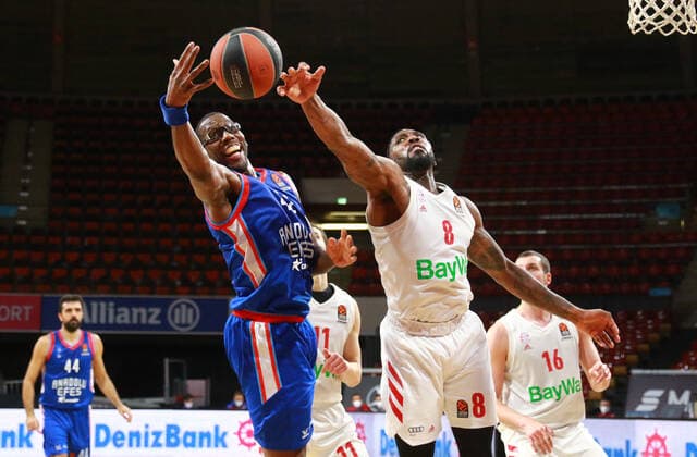 8 Jalen Reynolds (FCBB) weiss, gegen 42 Bryant Dunston (Anadolu Efes Istanbul) blau. Basketball, EuroLeague, FC Bayern München vs. Anadolu Efes Istanbul, Audi Dome, 19.03.2021 FOTO: Mladen Lackovic LakoPress