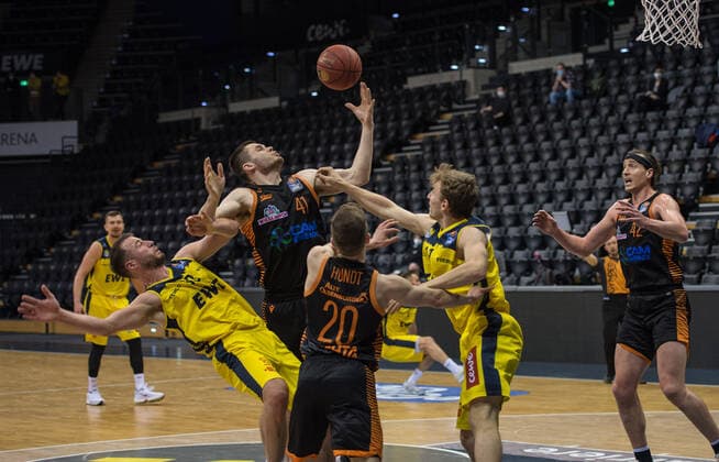 GER, Basketball, EWE Baskets Oldenburg vs Rasta Vechta 19.03.2021, EWE Arena, Oldenburg, GER, easy Credit-BBL, EWE Baskets Oldenburg vs Rasta Vechta, im Bild wer hat den Ball Will VORHEES (Rasta Vechta 41 ) Philipp SCHWETHELM (EWE Baskets Oldenburg 33 ) Jannes HUNDT (Rasta Vechta 20 ) Jacob HOLLATZ (EWE Baskets Oldenburg 11 ) Dennis CLIFFORD (Rasta Vechta 42 )