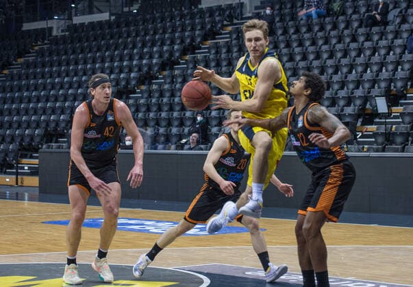 GER, Basketball, EWE Baskets Oldenburg vs Rasta Vechta 19.03.2021, EWE Arena, Oldenburg, GER, easy Credit-BBL, EWE Baskets Oldenburg vs Rasta Vechta, im Bild Jacob HOLLATZ (EWE Baskets Oldenburg 11 ) Edgar SOSA (Rasta Vechta 12 ) Dennis CLIFFORD (Rasta Vechta 42 ) Jannes HUNDT (Rasta Vechta 20 )