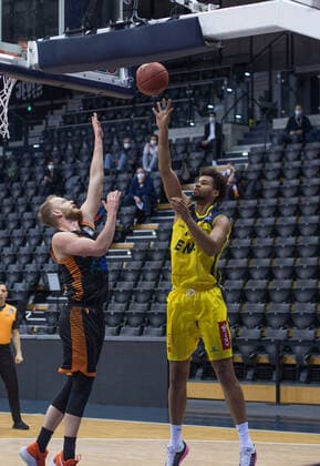 GER, Basketball, EWE Baskets Oldenburg vs Rasta Vechta 19.03.2021, EWE Arena, Oldenburg, GER, easy Credit-BBL, EWE Baskets Oldenburg vs Rasta Vechta, im Bild Norris AGBAKOKO (EWE Baskets Oldenburg 17 ) Robin CHRISTEN (Rasta Vechta 33 )