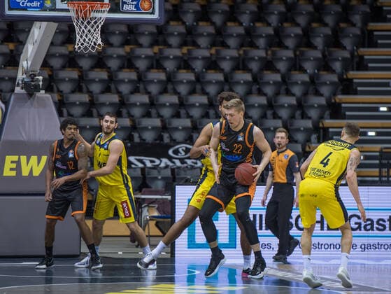 GER, Basketball, EWE Baskets Oldenburg vs Rasta Vechta 19.03.2021, EWE Arena, Oldenburg, GER, easy Credit-BBL, EWE Baskets Oldenburg vs Rasta Vechta, im Bild Björn Bjoern ROHWER (Rasta Vechta 22 ) Norris AGBAKOKO (EWE Baskets Oldenburg 17 ) Edgar SOSA (Rasta Vechta 12 ) Sebastian HERRERA (EWE Baskets Oldenburg 7 ) Keith HORNSBY (EWE Baskets Oldenburg 4 )